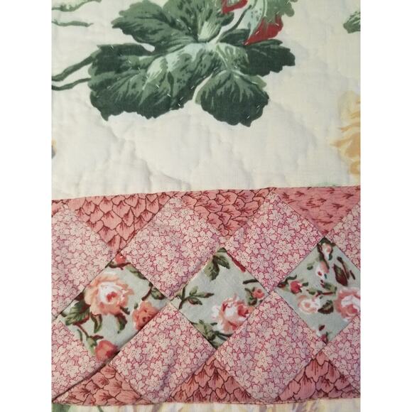 Britannica Home Fashions Set Of 2 Standard‎ Shams Pink Floral Patchwork Granny - Picture 6 of 7